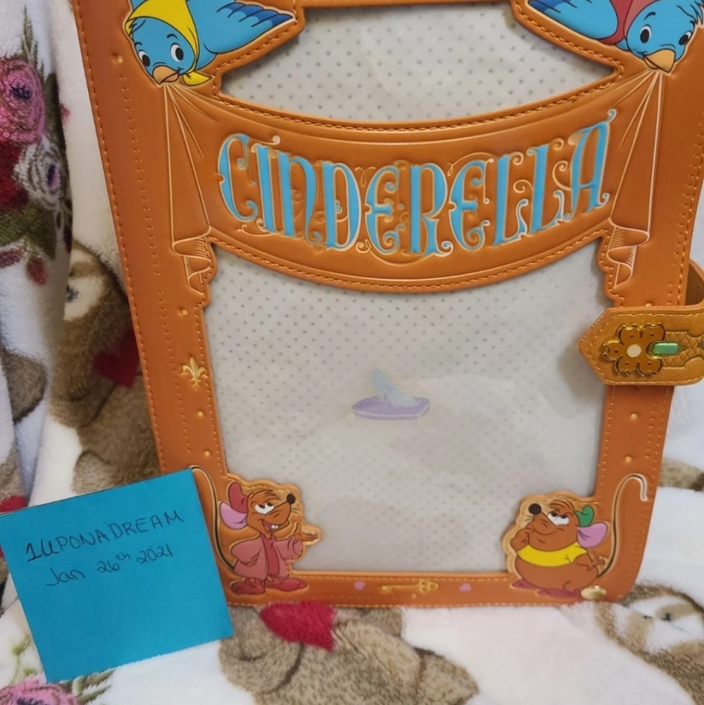 Loungefly x Disney Cinderella Pin Collector Mini